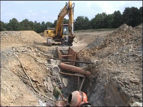 ER 1500-1 sideways cutter heads with shovel on a trenching site
